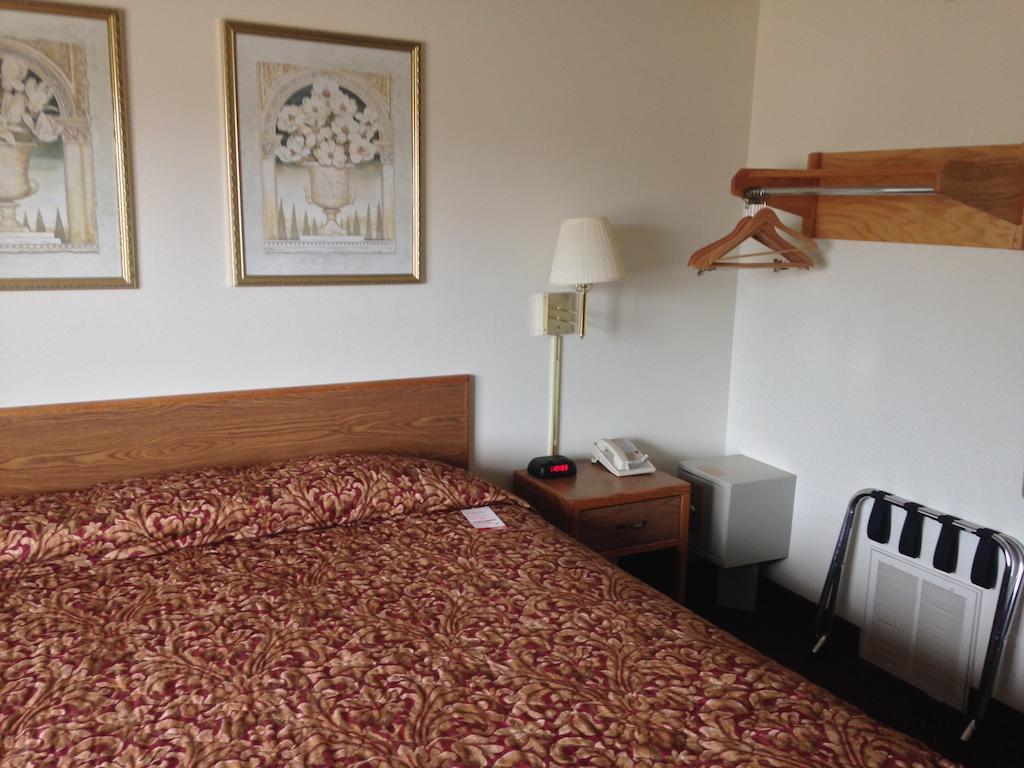 Super 8 By Wyndham Aberdeen West Room photo